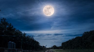 Cosa significa il proverbio La luna, se non riscalda, illumina