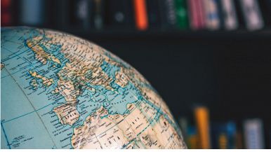 mappamondo con costellazioni