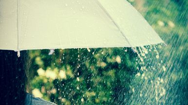 ombrello aperto sotto la pioggia