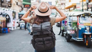 Una ragazza che viagga per il mondo