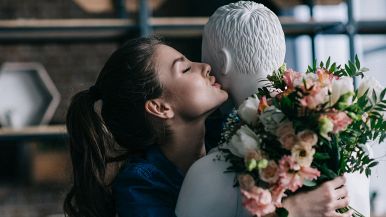 Donna abbraccia un fidanzato finto