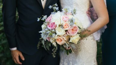 Significato del proverbio Apri gli occhi fino al matrimonio, poi cerca di chiuderne uno