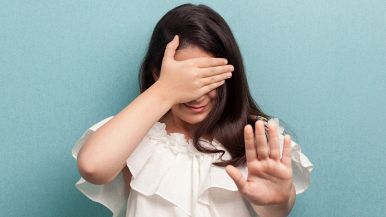 Ragazza che arrossisce e si vergogna