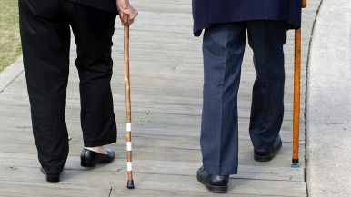 Due persone camminano utilizzando il bastone