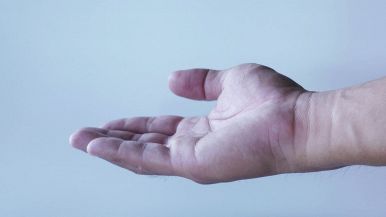 Chi fa il servizio al villano si sputa in mano