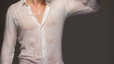 Chi piscia contro vento si bagna la camicia proverbio