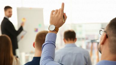 Un ragazzo fa una domanda durante una riunione di lavoro