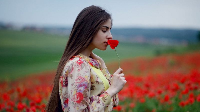 Una donna con un fiore