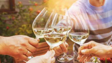 Significato e origine del proverbio: Il vino la mattina è piombo, a mezzodì argento, la sera oro