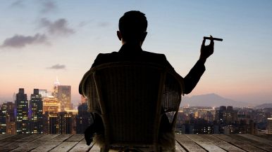 In casa dell'amico ricco, sempre ammonito; in quella dell'amico povero, sempre lodato proverbio