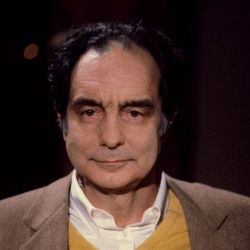 Italo Calvino, le opere e le citazioni di uno dei narratori italiani più noti del Novecento