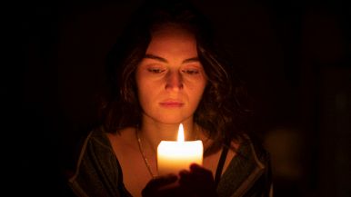 A lume spento è pari ogni bellezza