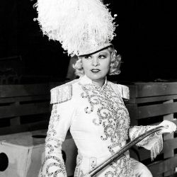 Mae West: biografia, film e citazioni della famosa attrice L'attrice Mae West