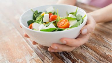 Un piatto di insalata di una donna che segue una dieta bilanciata