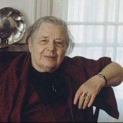 Biografia e citazioni di Marguerite Yourcenar, scrittrice francese esponente dell'esistenzialismo