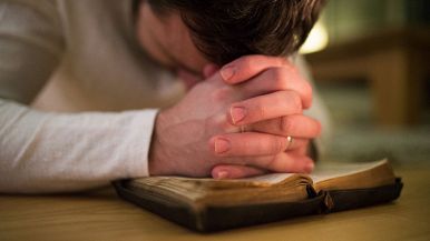 Un uomo che dice una preghiera