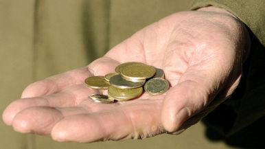 Monete nelle mani di un mendicante