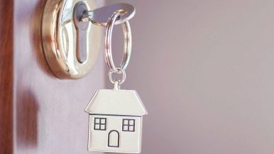 Tre cose cacciano l'uomo di casa: fumo, goccia e femmina arrabbiata