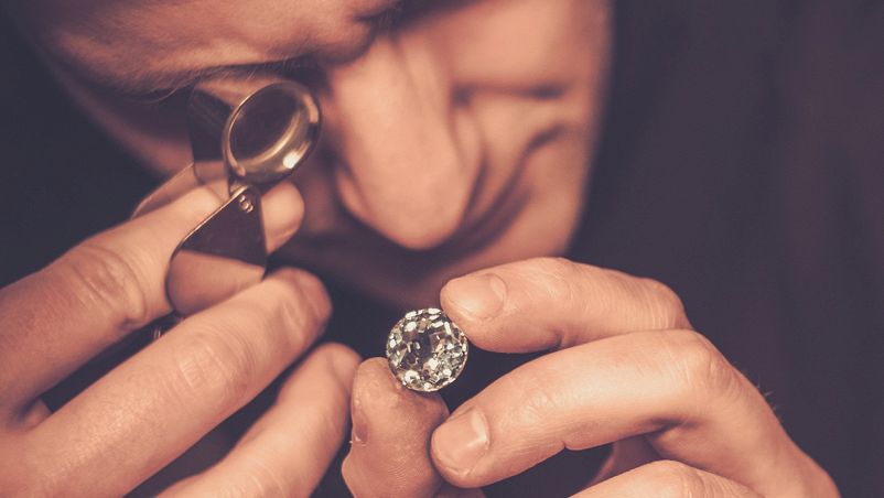 Un gioielliere valuta il valore di un diamante