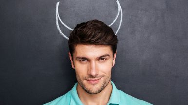 Uomo con le corna da diavolo disegnate nello sfondo