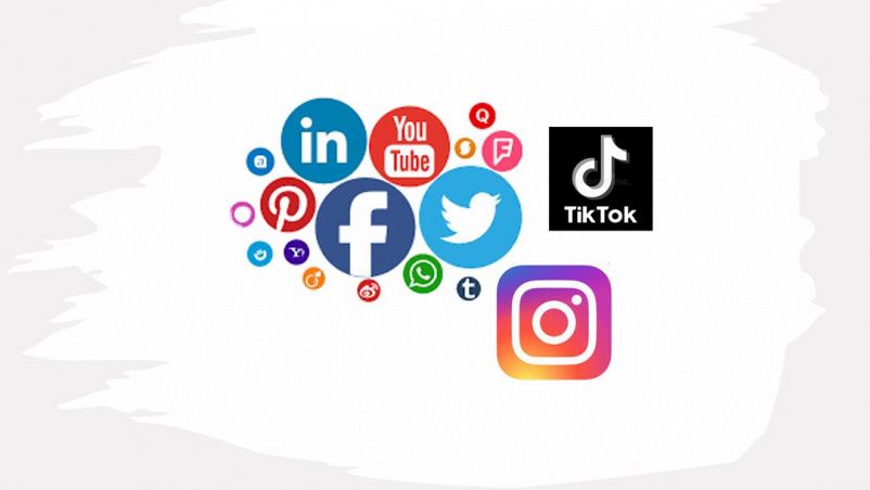 Numerosi loghi di social network su sondo bianco: Facebook, Instagram, Linkedin Twitter, TikTok, Pinterest, YouTube,...