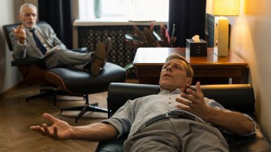 Un uomo durante una seduta di psicoterapia