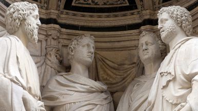 Statue dei Santi Coronati, ricordati per la loro fama e non i loro possedimenti
