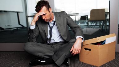 Un uomo d'affari prova timore pensando alle proprie ambizioni lavorative