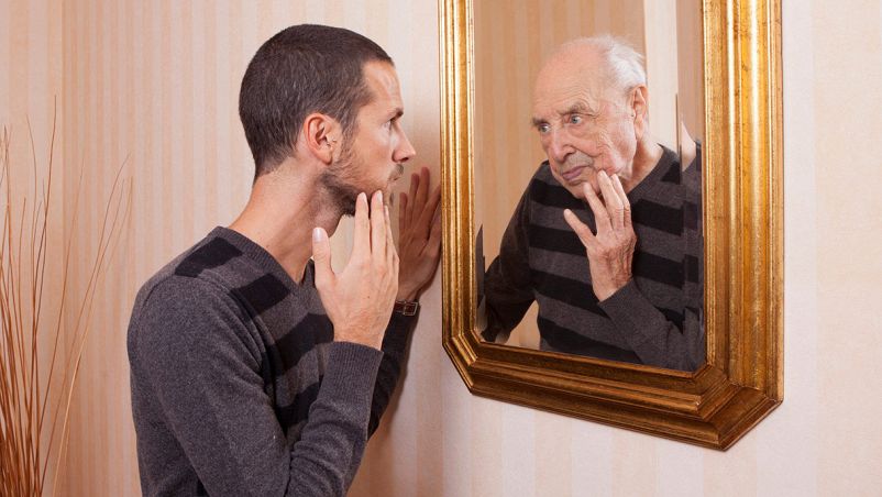 Un giovane si guarda allo specchio e si vede vecchio