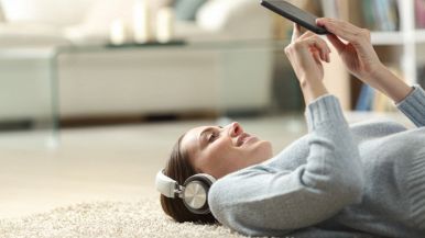 Una donna ascolta musica