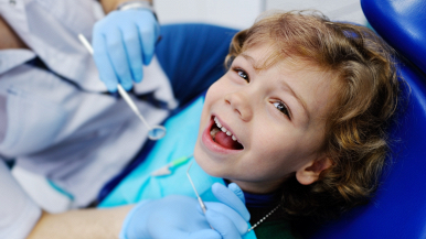 Un bambino sorride sulla polt