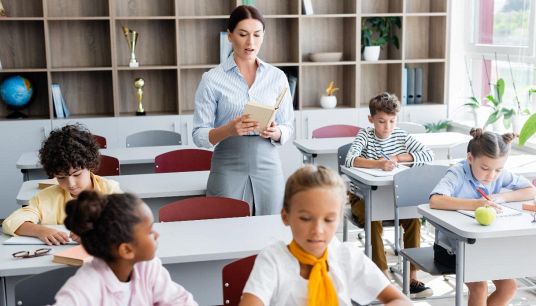 insegnante a scuola