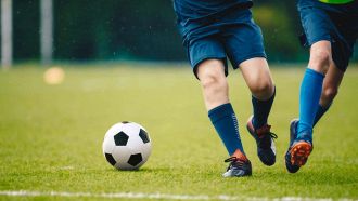 Calciatori giocano in campo