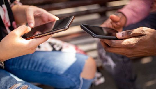 Telefono usato a scuola dai ragazzi