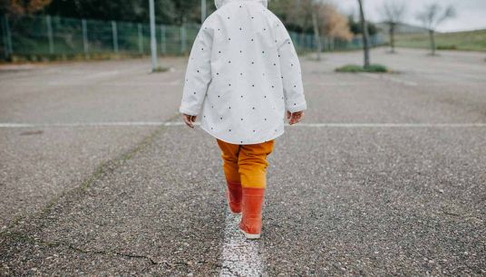 Bambina di 2 anni da sola