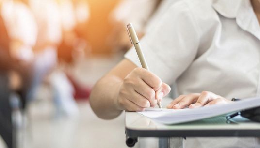 Studentessa impegnata nell'Esame di Maturità