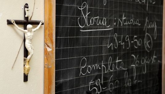 "Crocifisso in tutte le scuole": esplode la polemica a Roma