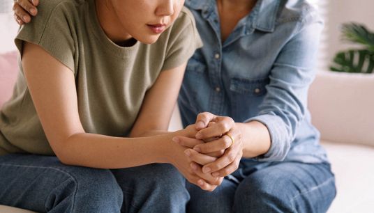 Ragazza consolata dalla madre