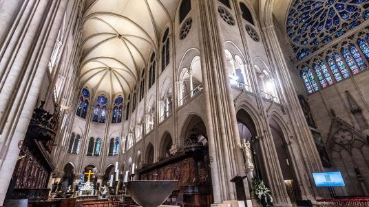 Interni restaurati della Cattedrale di Notre-Dame di Parigi