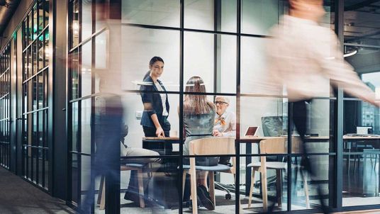 Donna sul luogo di lavoro