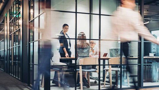 Donna sul luogo di lavoro