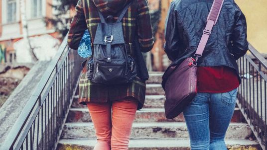 Studentesse nel tragitto da casa a scuola