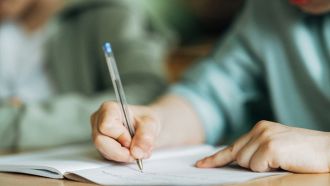 Punito per non aver fatto i compiti, bimbo denuncia il papà: la s