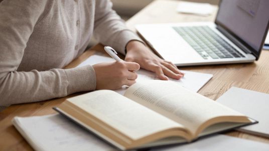 Ragazza fa i compiti con il computer