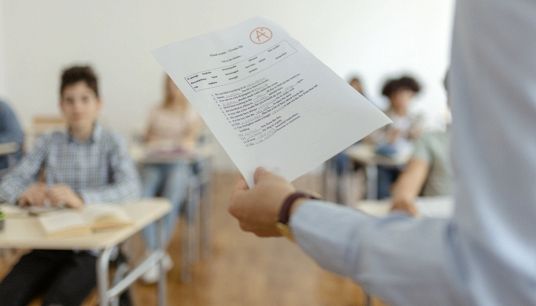 Professore dà i voti a scuola