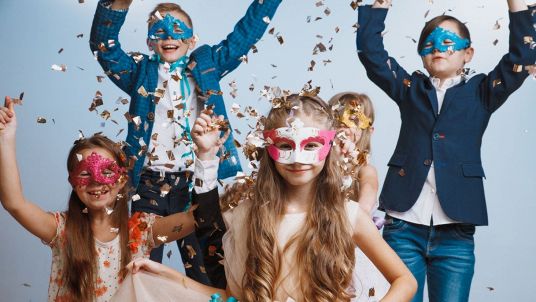 Bambini e costumi di Carnevale a scuola: polemica social