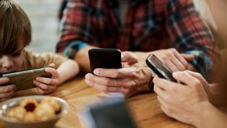 La Sicilia vieta i cellulari ai bambini: cosa cambierà