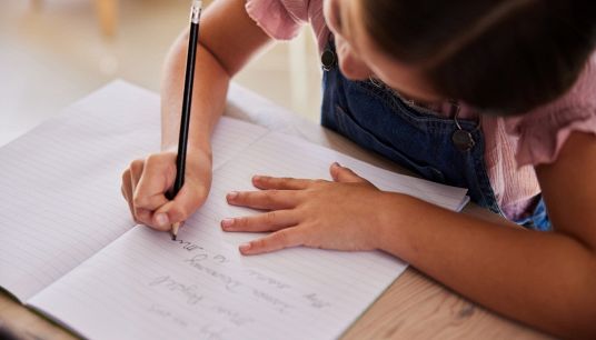 Bambina fa i compiti a casa