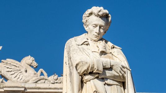 Statua di Giacomo Leopardi