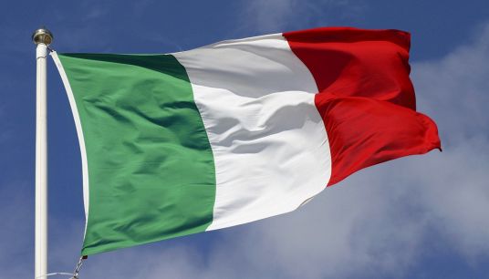 Bandiera italiana sventolante